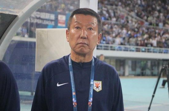 此时的苏若离，被安排在一层的一间大床房间里。
